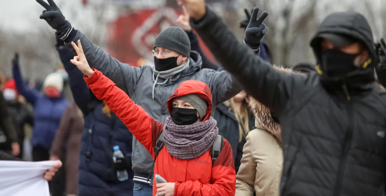 Протестующие показывают знак V / Reuters