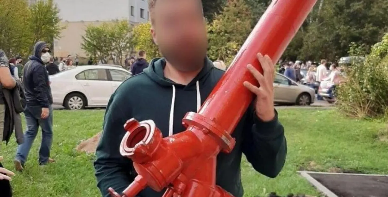 Никита Игнатюк с гидрантом / Фото из соцсетей​