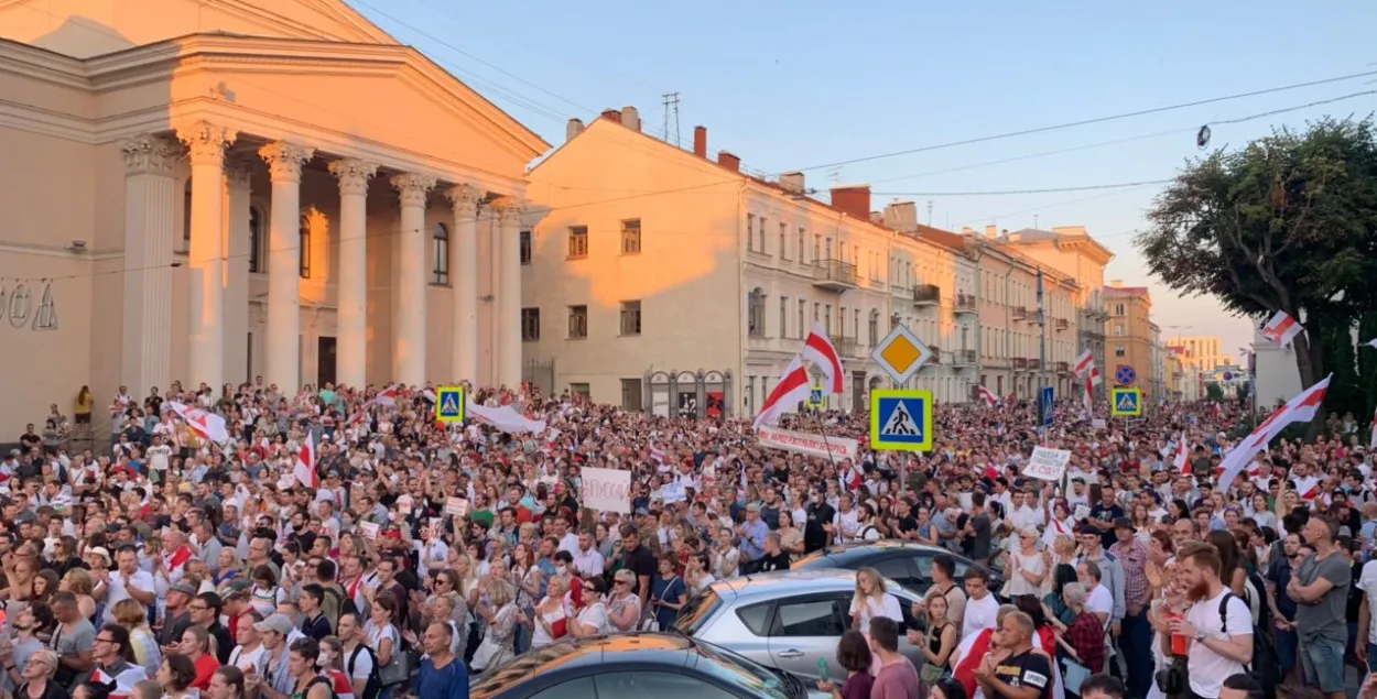 17 августа 2020-го тысячи людей пришли к СИЗО № 1 на Володарского требовать освобождения политзаключённых / Из архива Еврорадио​