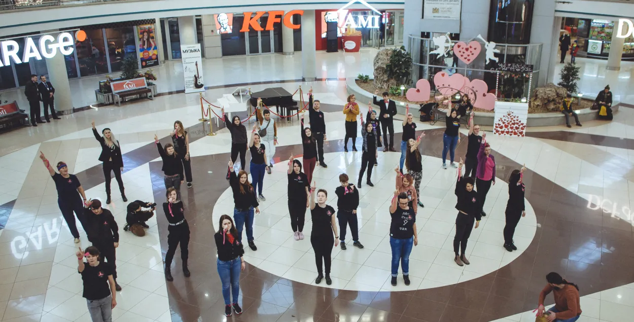 Танцевальный флэшмоб One Billion Rising в торговом центре "Столица" в Минске 14 февраля 2020 года / Александр Васюкович / Еврорадио 