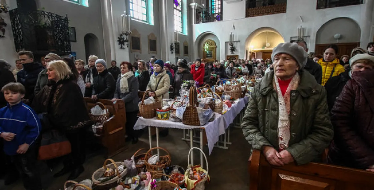 У каталіцкіх храмах прайшло асвячэнне велікодных страваў (фота)