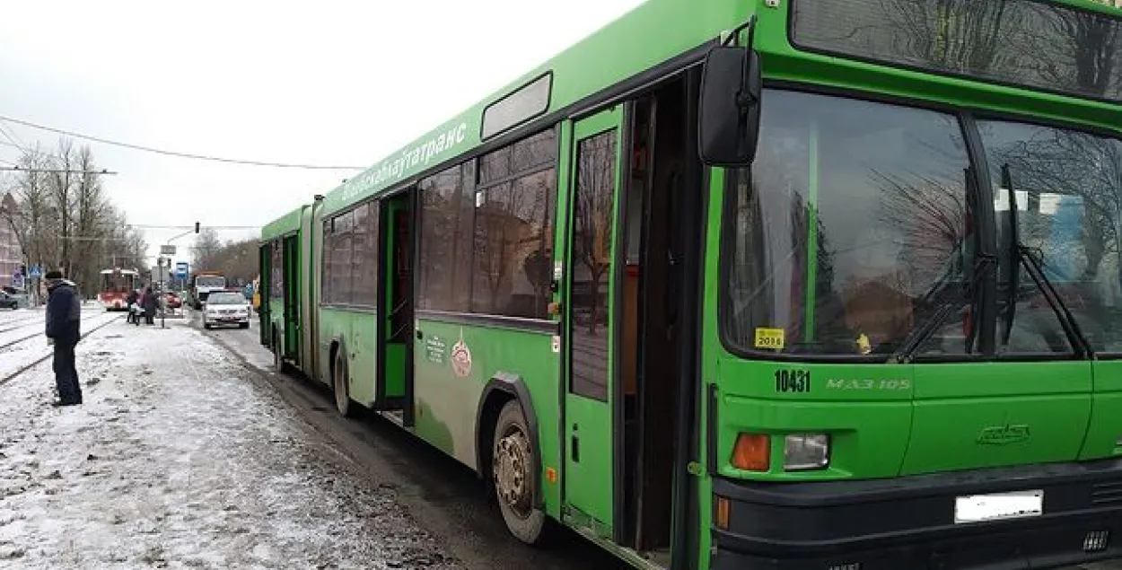 Віцебскі аўтобус некалькі метраў цягнуў жанчыну, заціснутую ў дзвярах