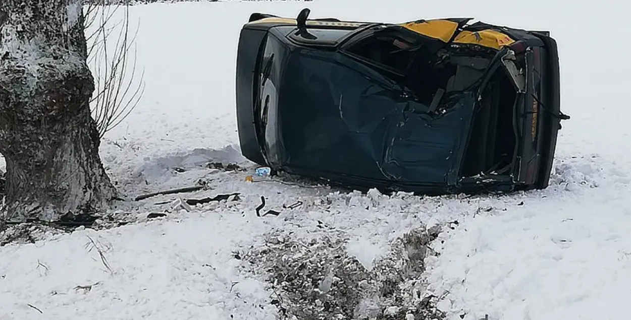 Таксоўка пад Віцебскам вылецела ў кювет, пасажыры шпіталізаваныя