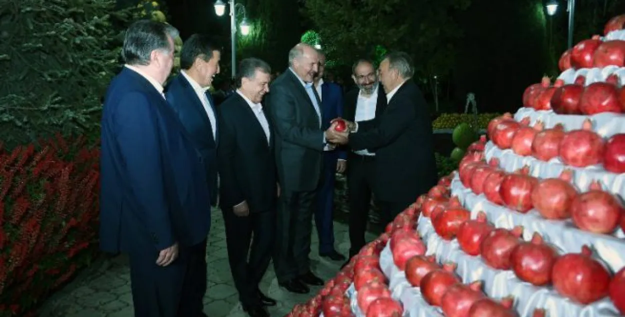 На вечары дружбы ў Душанбэ Рахмон частаваў Лукашэнку гранатам (фота)