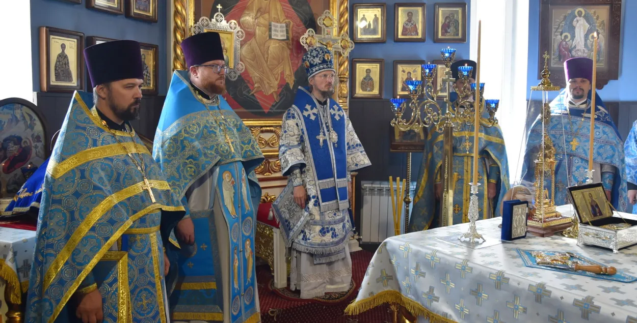 Епископ Вениамин (в центре) во время первого богослужения на новой должности / church.by​