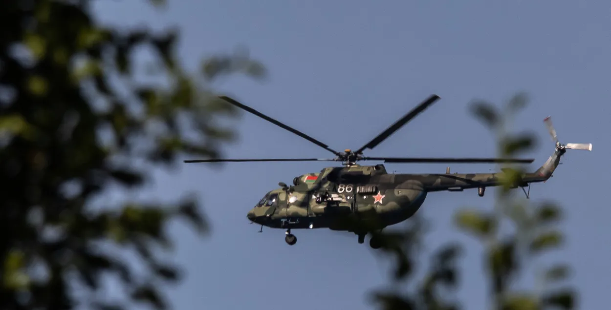 Беларускія верталёты над польскай Белавежай / Белорусские вертолеты над польской Беловежей / фота з ФБ-акаўнту Элізы Кавальчык