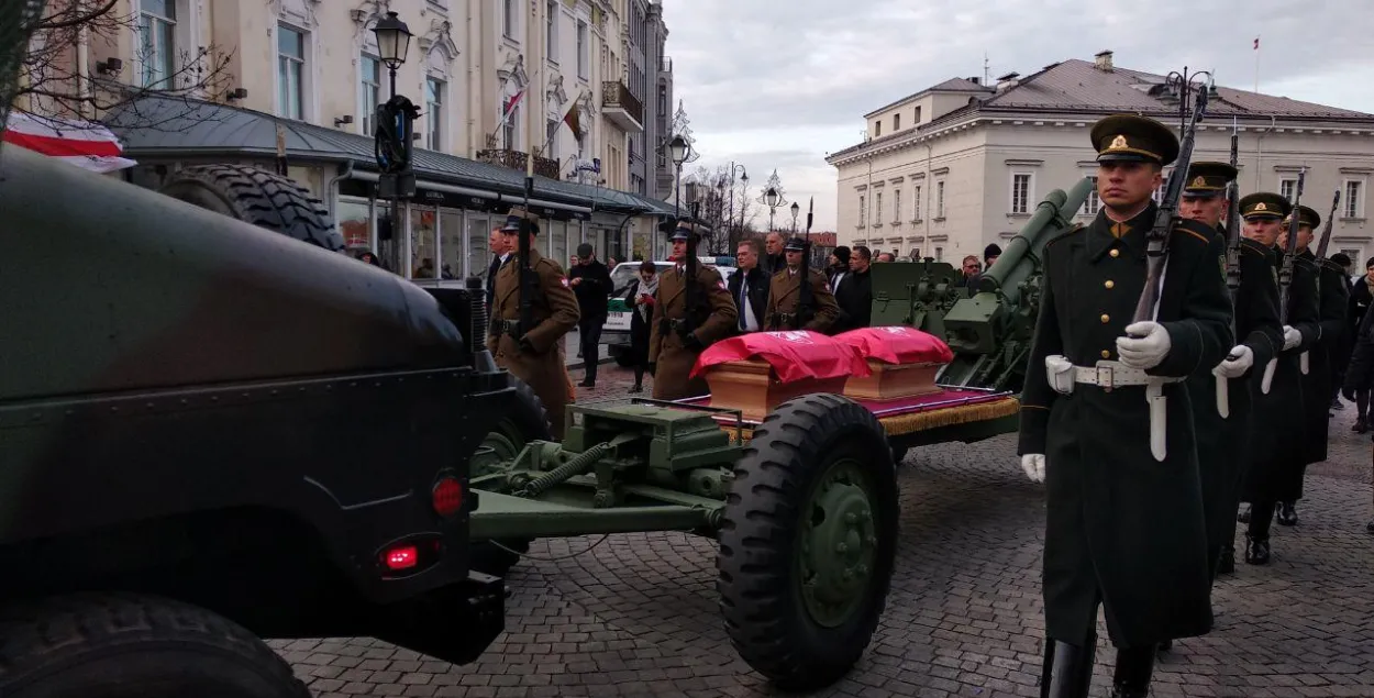 На могілках Росы ў Вільні адбылося ўрачыстае перапахаванне Каліноўскага