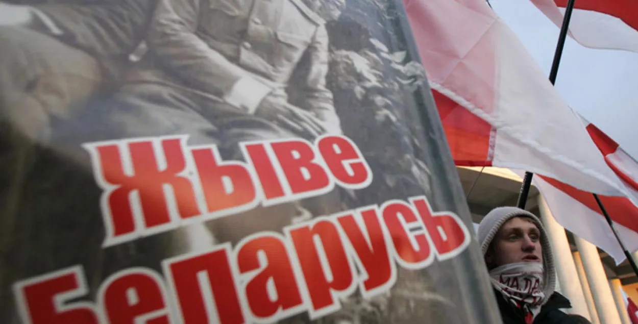 У Жлобіне юнакі распісалі 400 метраў асфальту надпісам "Жыве Беларусь"