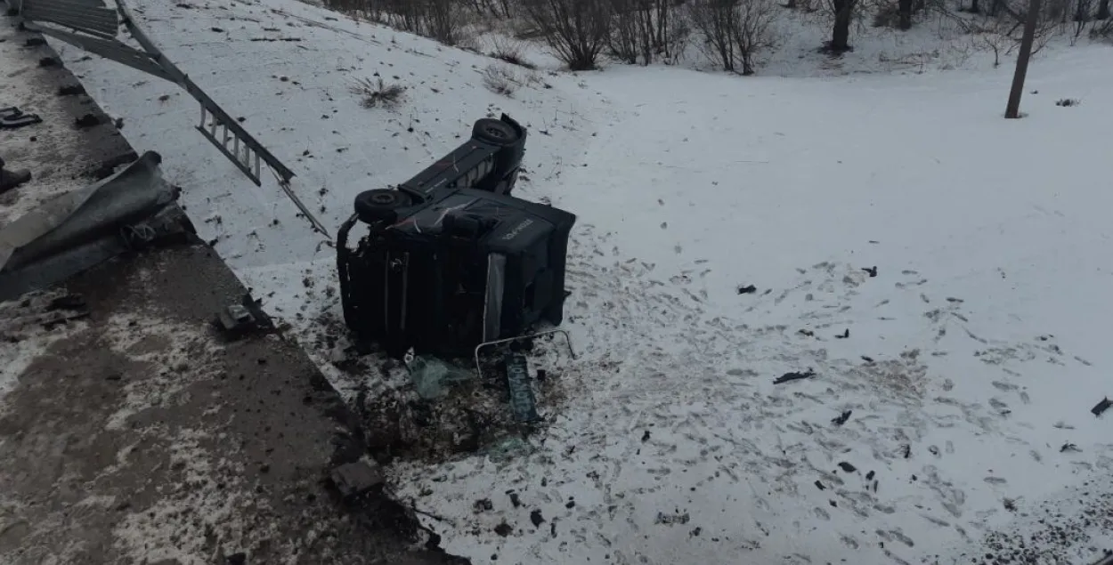 Пад Оршай грузавік зваліўся з моста на чыгунку (фота)