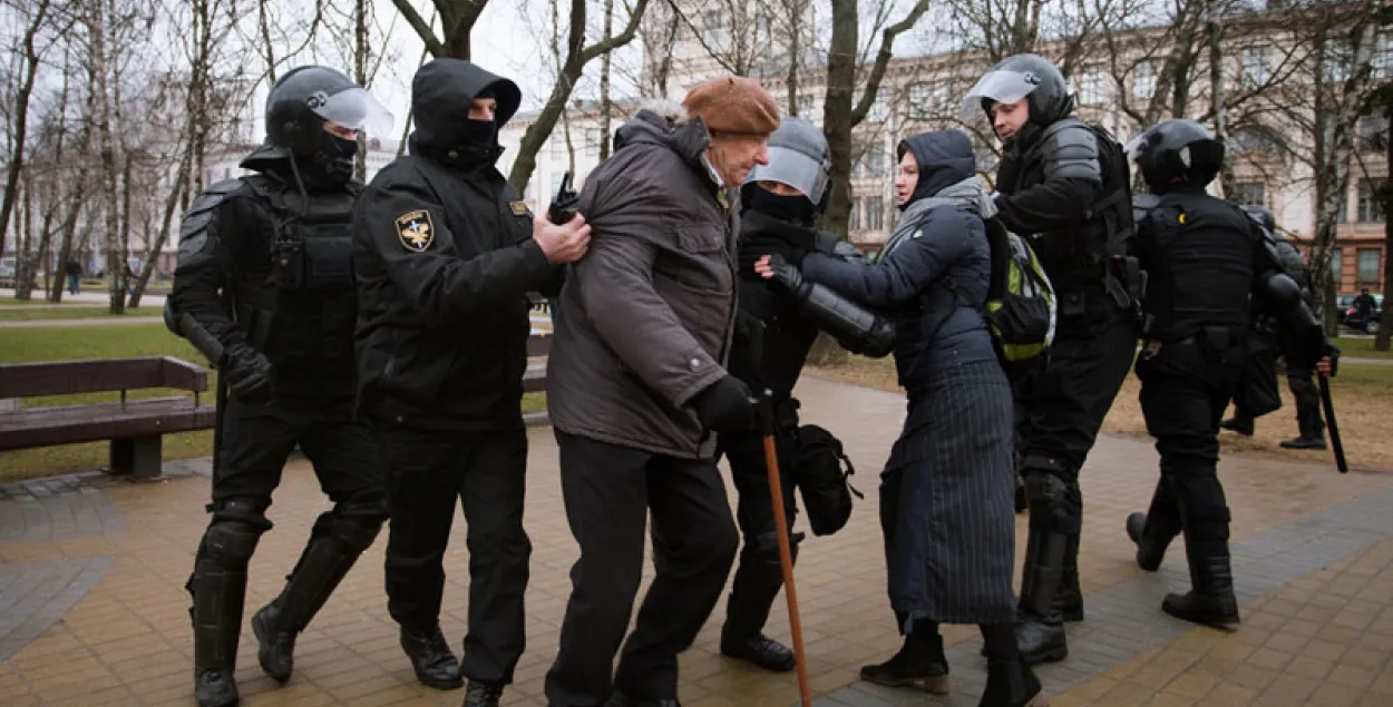 Задержание 80-летнего поэта Яна Гриба на Дне Воли. Фото Еврорадио​