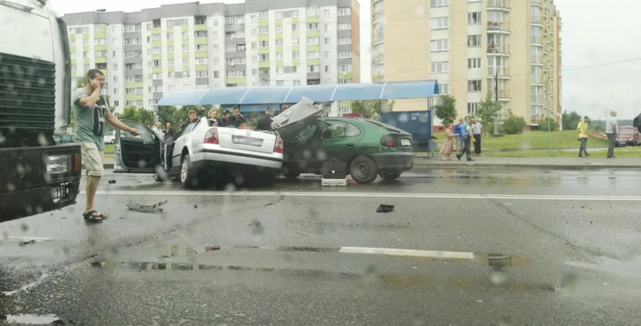 У Жодзіна п’яны кіроўца VW з 4,2 праміле ўрэзаўся ў грузавік, загінула дзяўчына