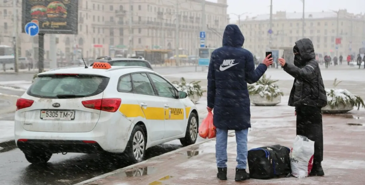 Таксі на вакзале Мінска, ілюстрацыйнае фота