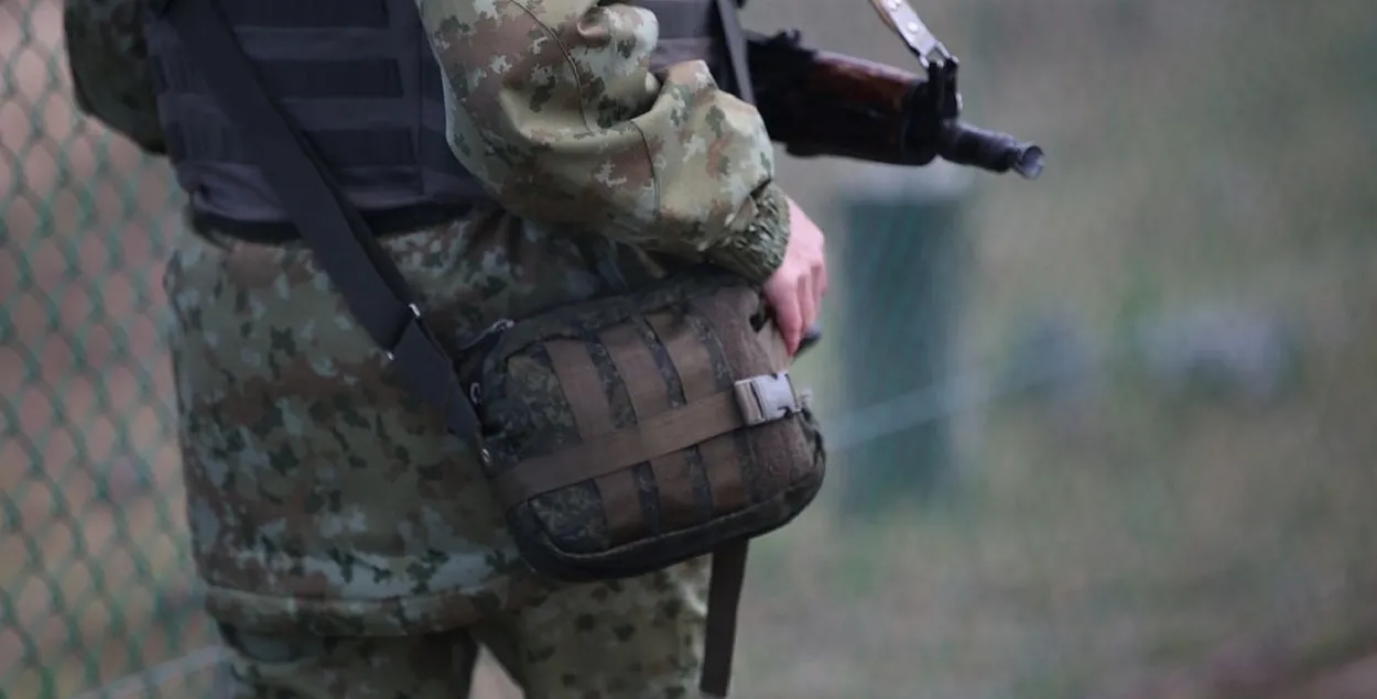 Беларускі памежнік на мяжы з Украінай (ілюстрацыйнае фота)