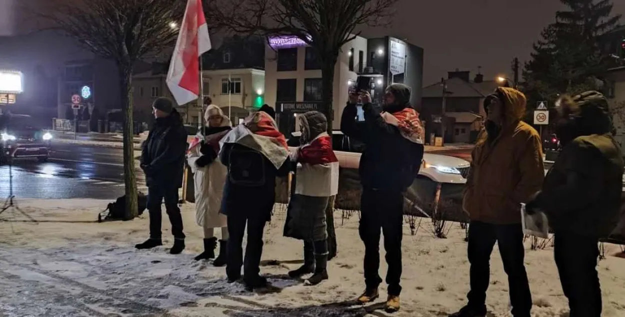 Белорусы с портретами умершего политзаключенного