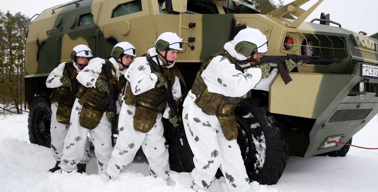 Белорусские пограничники возле границы с Украиной
