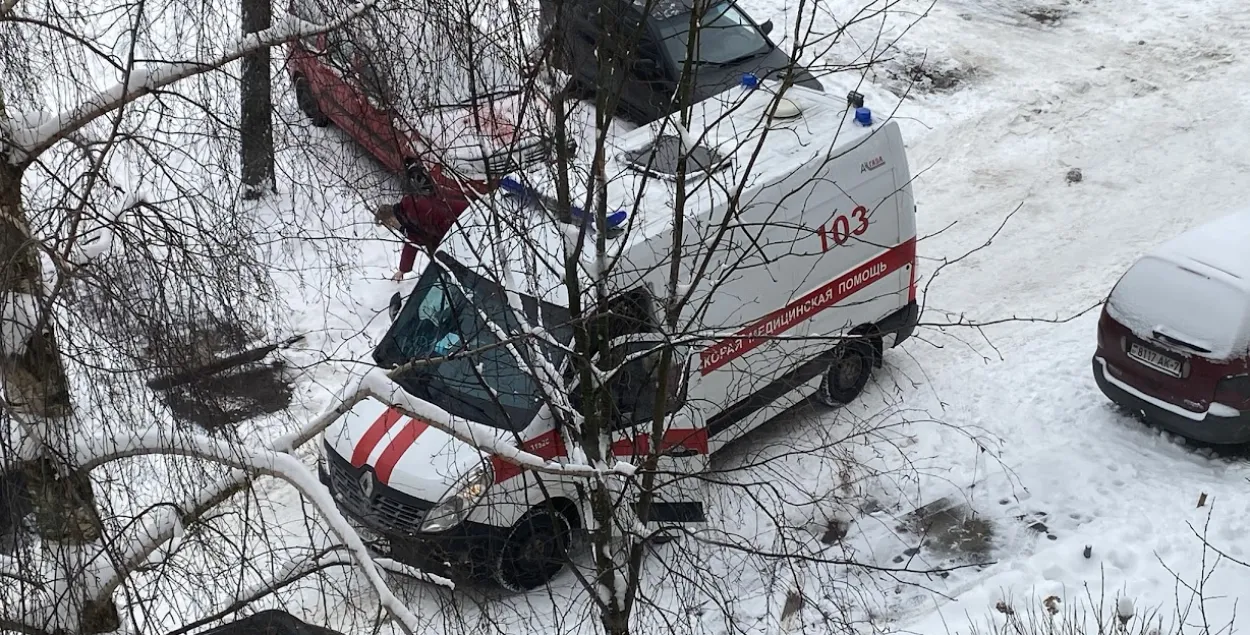 Машина скорой помощи в одном из минских дворов
