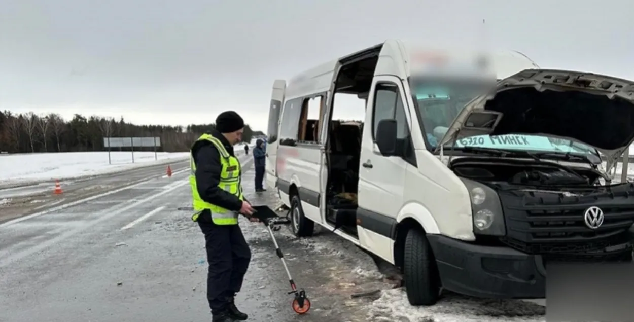 На пярэдняй восі мікрааўтобуса была зношаная гума
