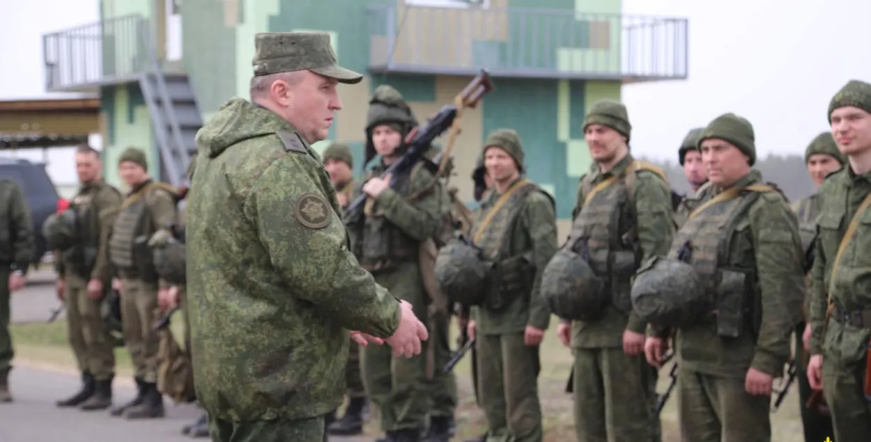 Министр обороны Виктор Хренин с белорусскими военнообязанными, иллюстративное фото
