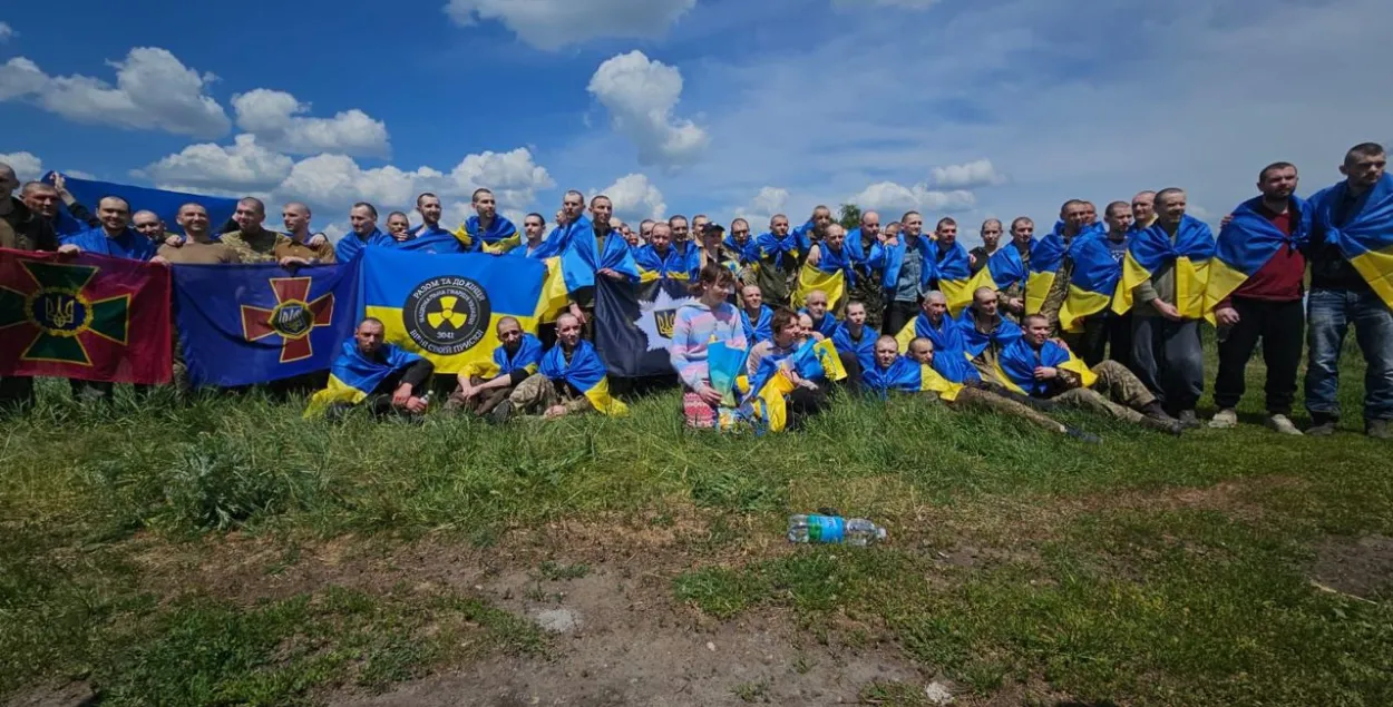 Украинцы, вернувшиеся из российского плена
