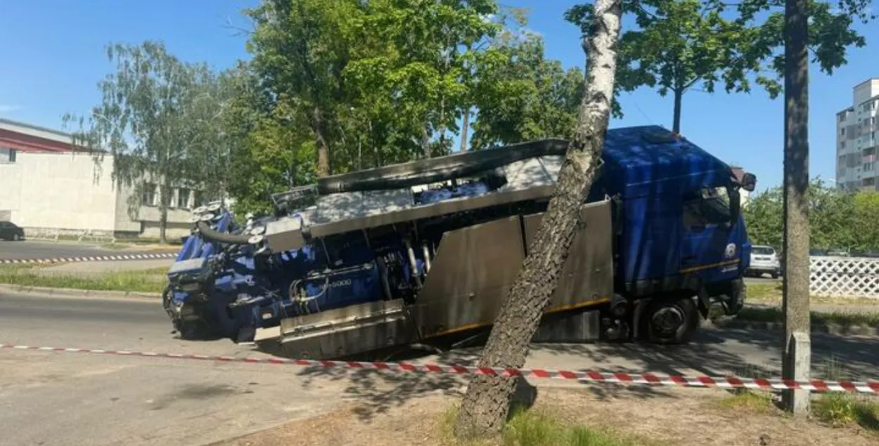 Автомобиль водоканала провалился под асфальт
