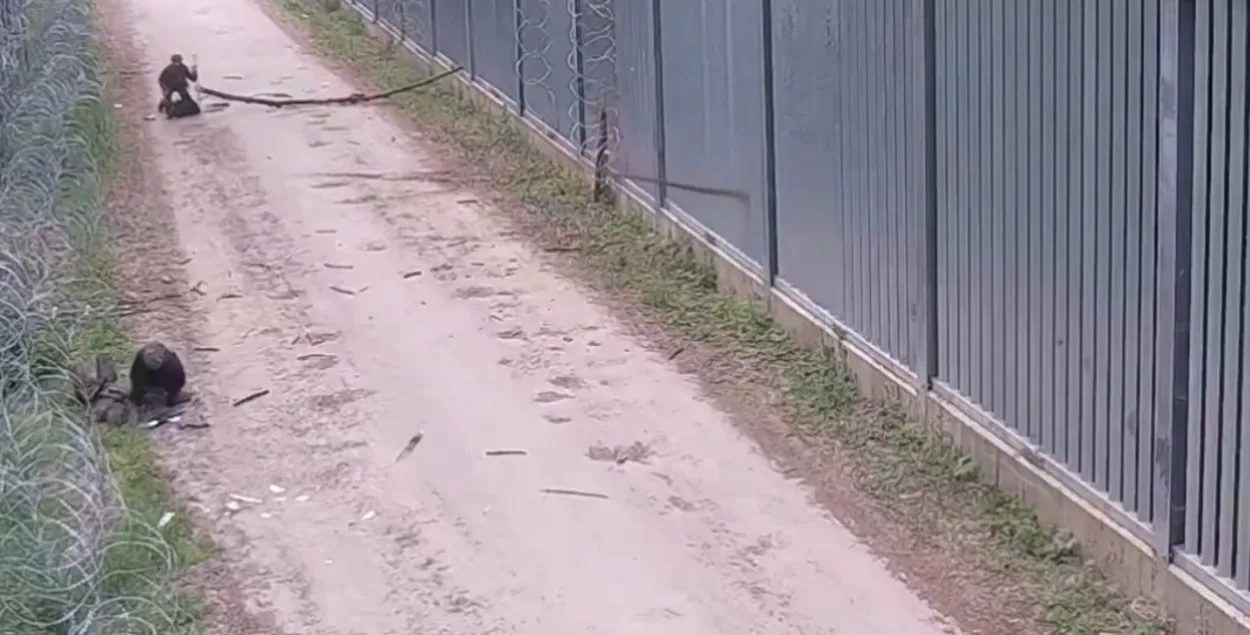 Мигранты бросают палки в офицеров Пограничной службы Польши
