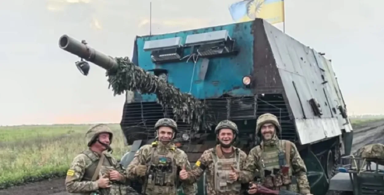 Украинские военные возле захваченного танка
