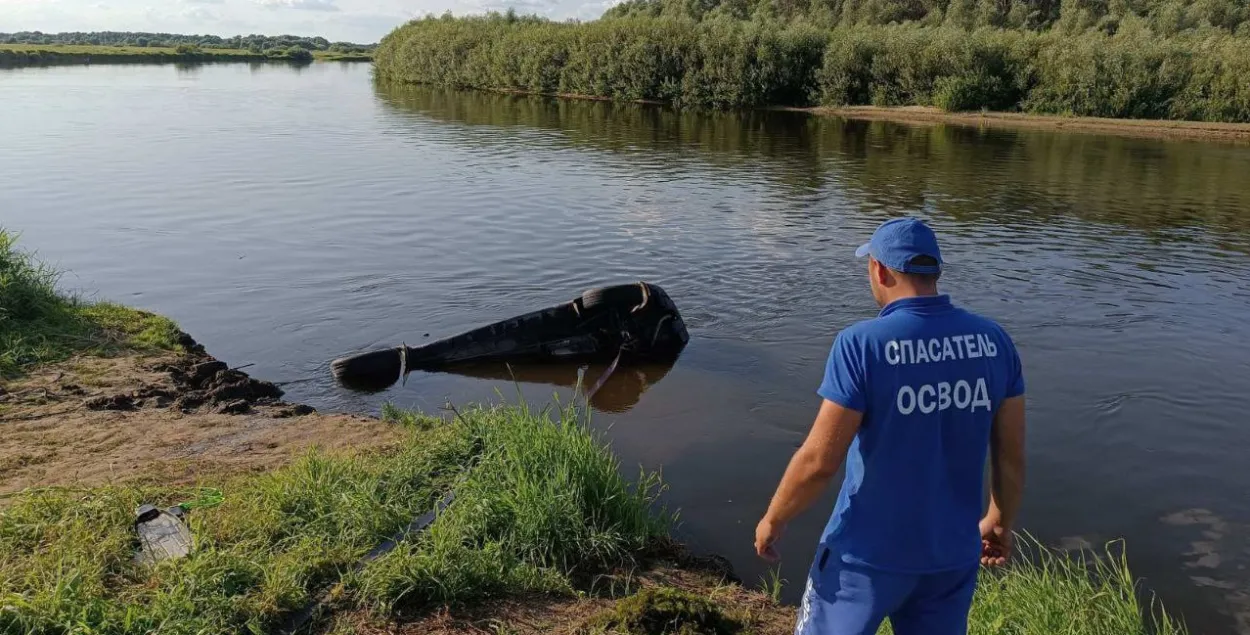 Автомобиль съехал в реку Сож
