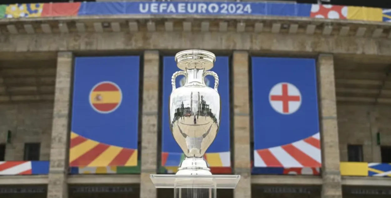 Кубок Чемпионата Европы 2024 на фоне Олимпийского стадиона в Берлине
