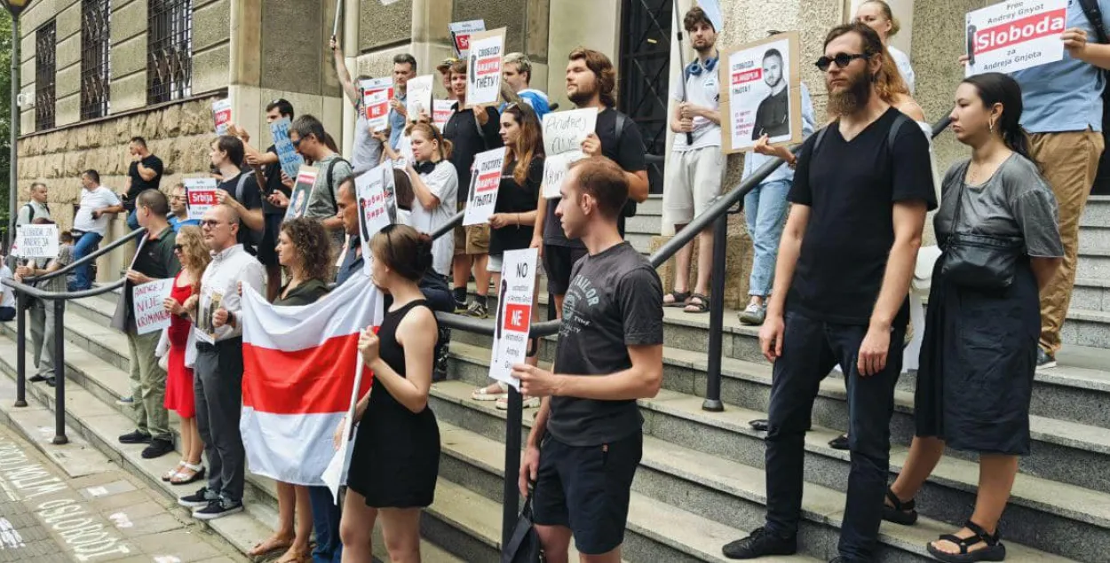 Акция в поддержку Андрея Гнёта возле суда
