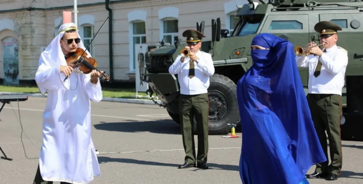 Выступаюць слонімскія гвардзейцы
