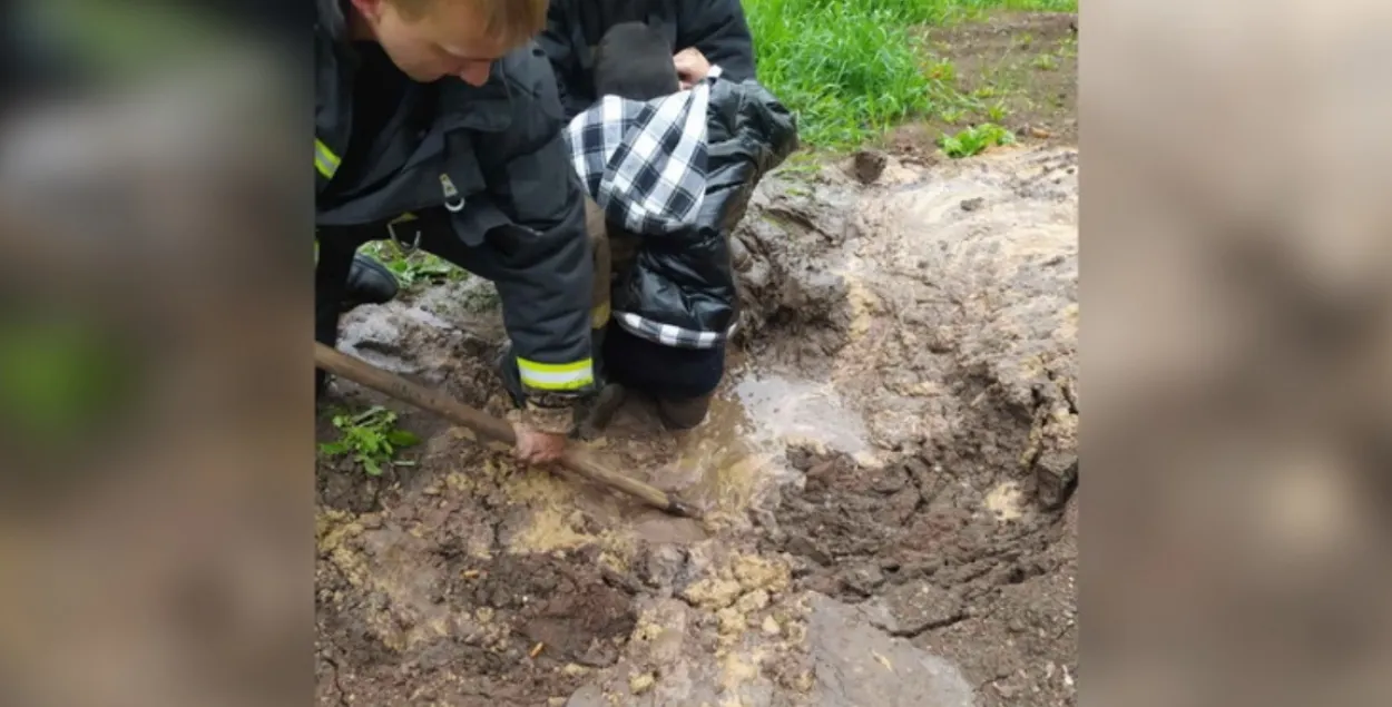 Ратавальнікі дапамагаюць хлопцу
