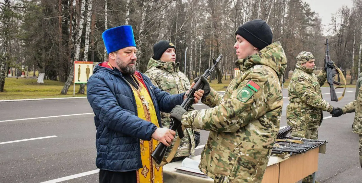 Аўтамат з рук праваслаўнага святара
