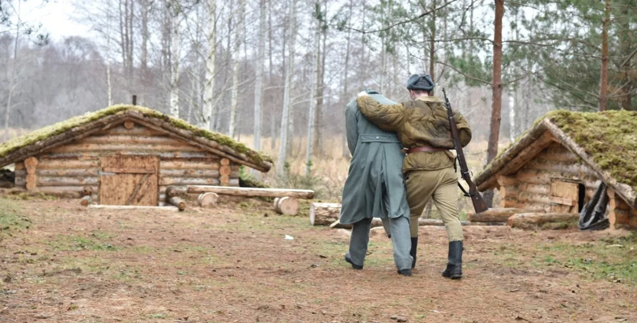 Рэканструкцыя ў адноўленым партызанскім лагеры
