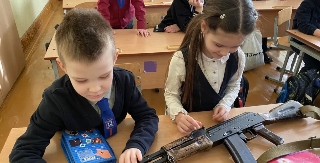 Школьнікі з аўтаматам, ілюстрацыйнае фота

