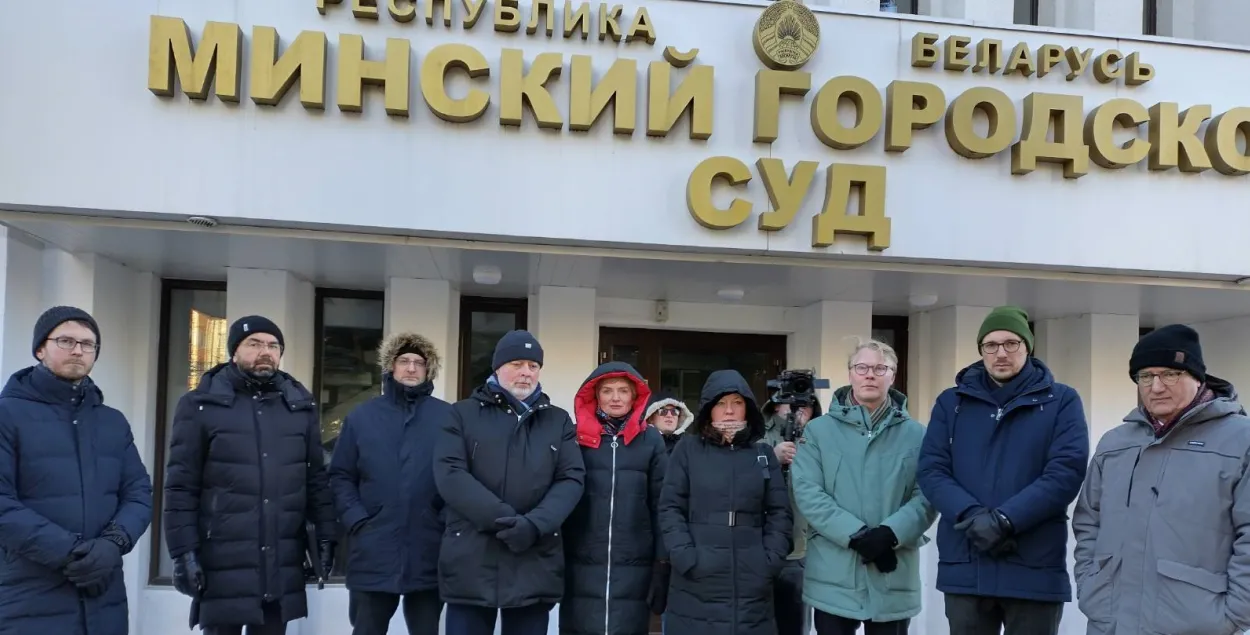 Представители дипломатических миссий возле здания суда
