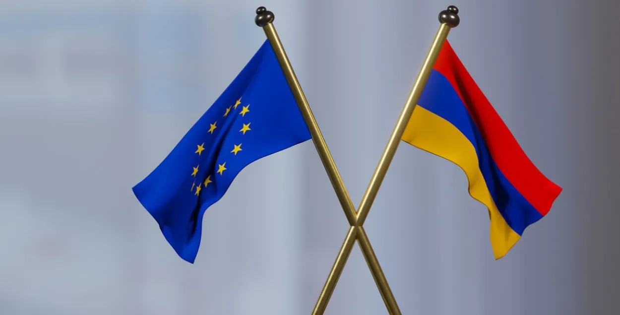 Сцягі Арменіі і Еўрасаюза
