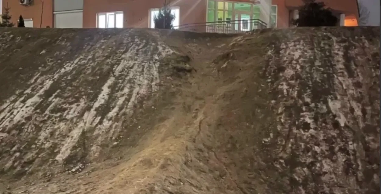 Необорудованная горка в Гродно, с которой катаются дети
