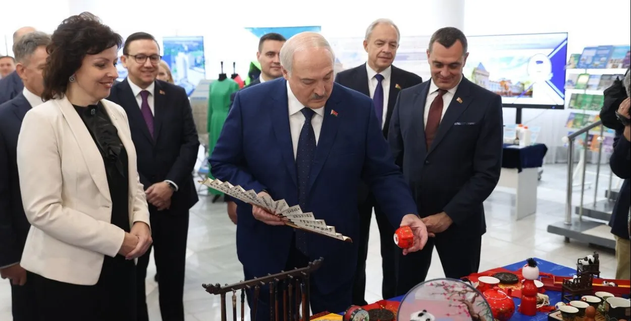 Лукашенко в Витебском госуниверситете
