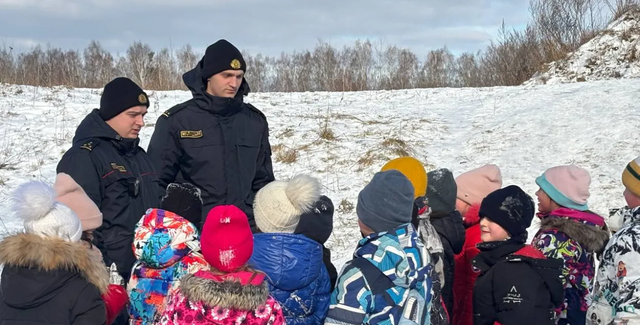 Міліцыянты вучылі дзяцей катацца з горак
