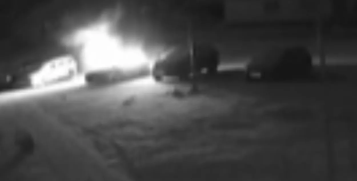 Момент поджога автомобиля
