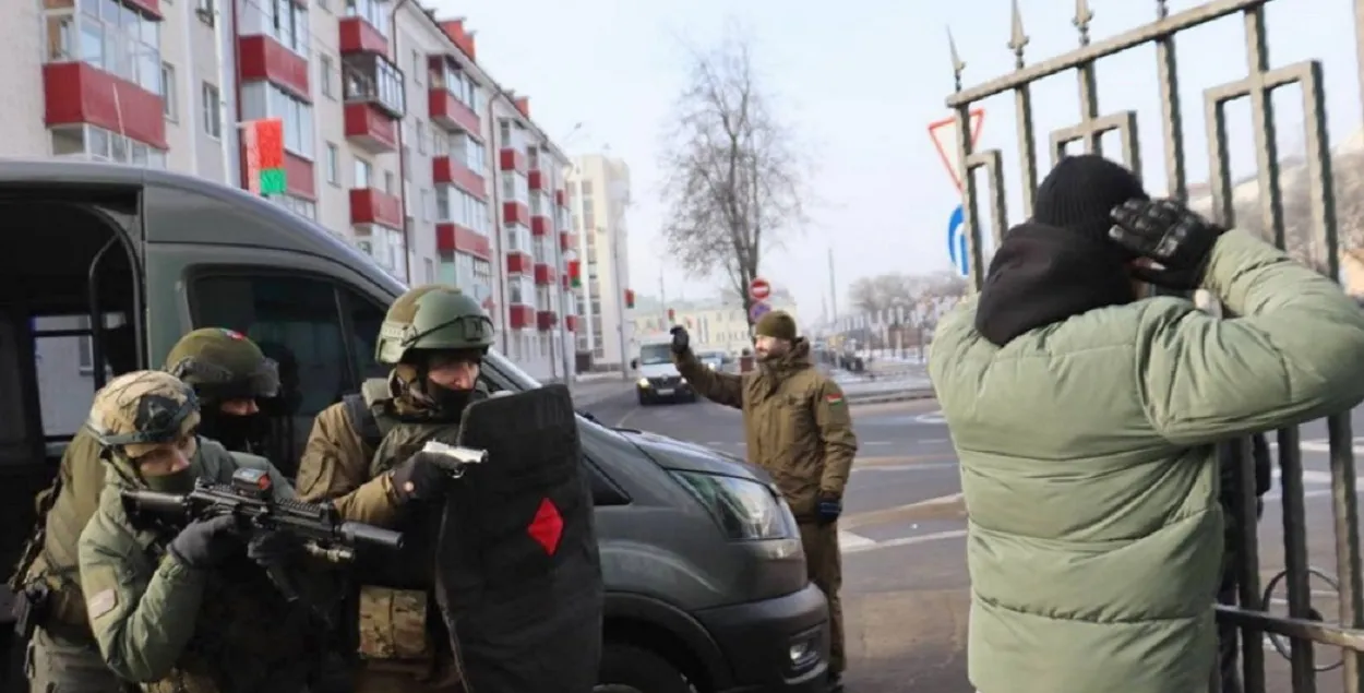 Трэніроўка сілавікоў каля стадыёна
