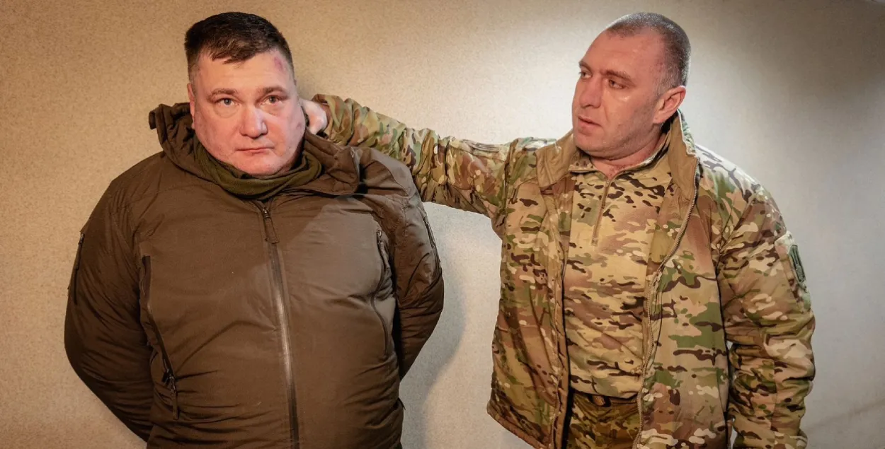 Глава СБУ Василий Малюк держит руководителя штаба Антитеррористического центра&nbsp;
