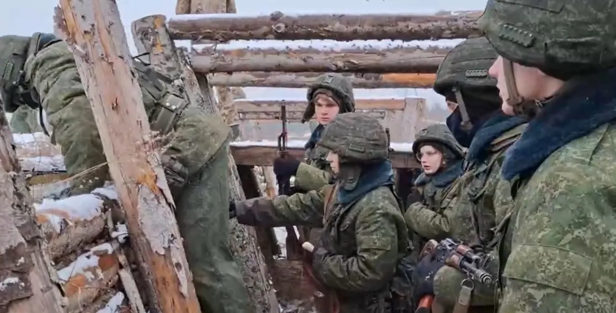 Школьники в окопе
