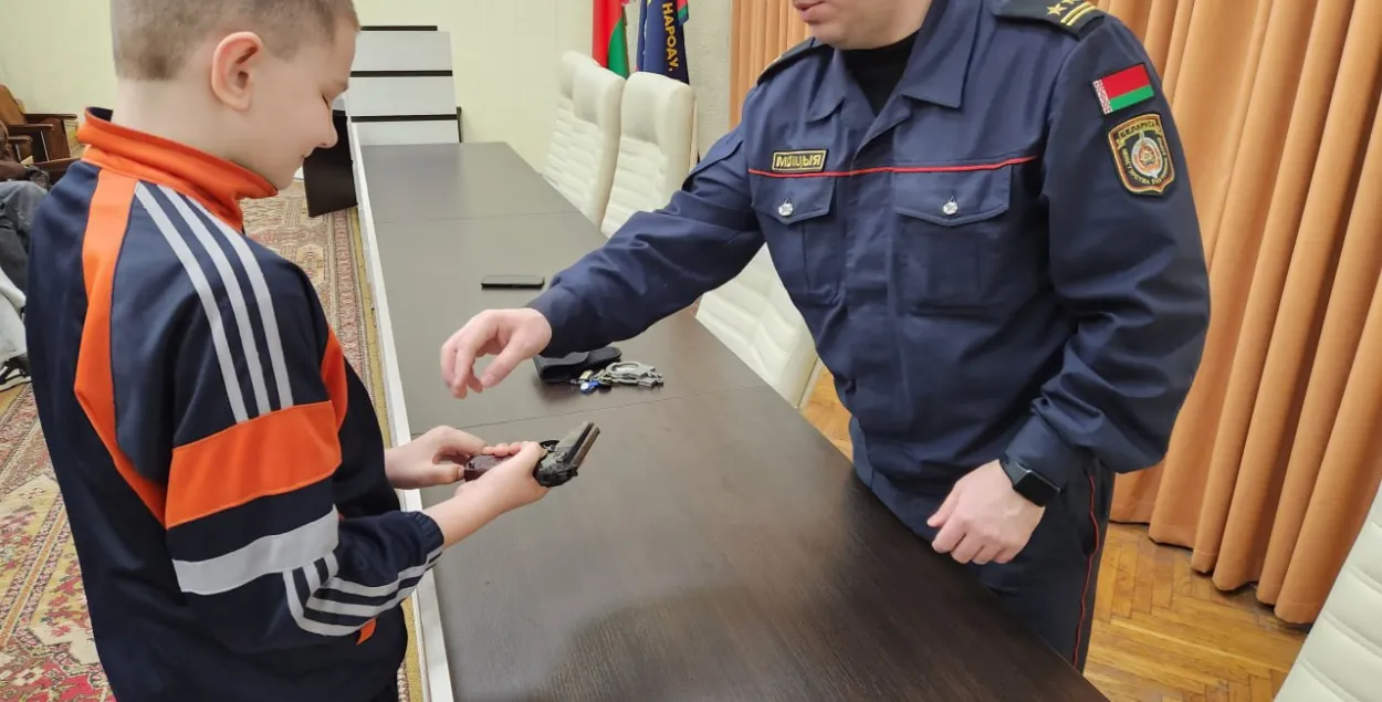 Беларускія міліцыянты ўсё часцей даюць зброю дзецям
