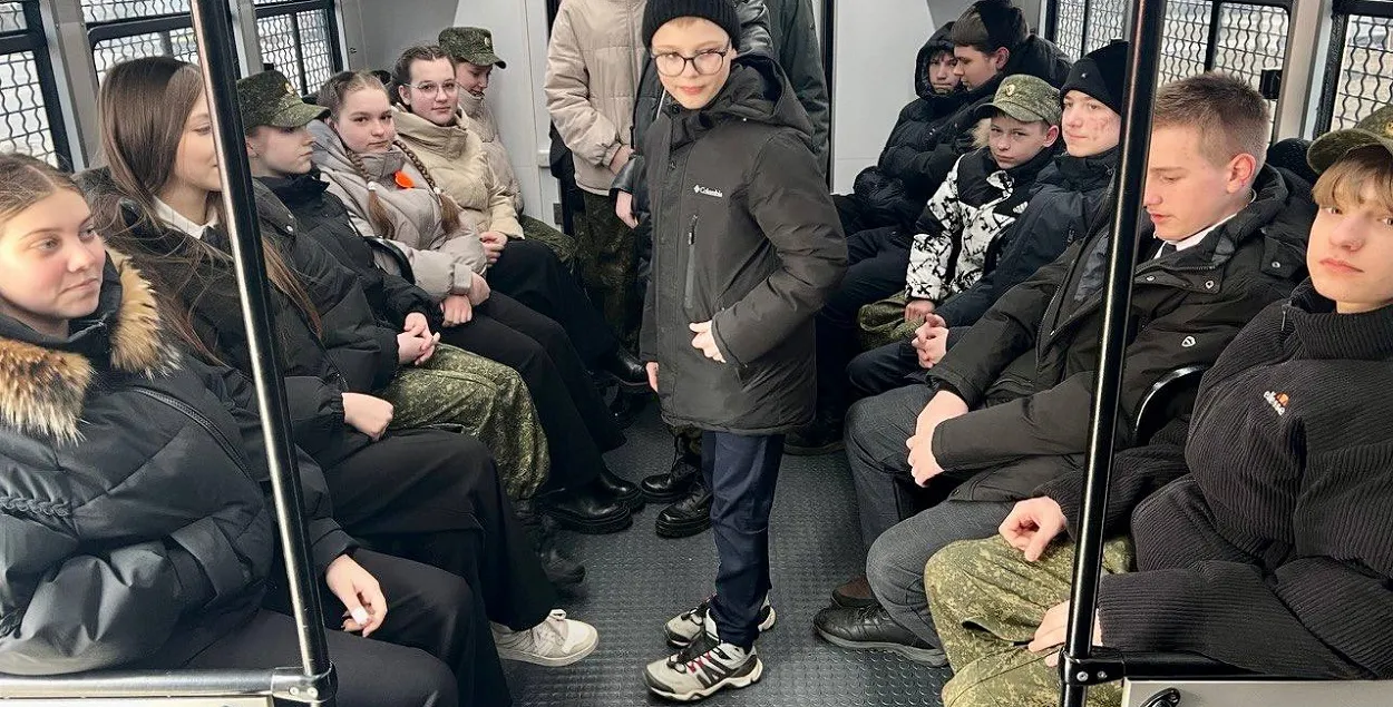 Дзеці ў аўтазаку
