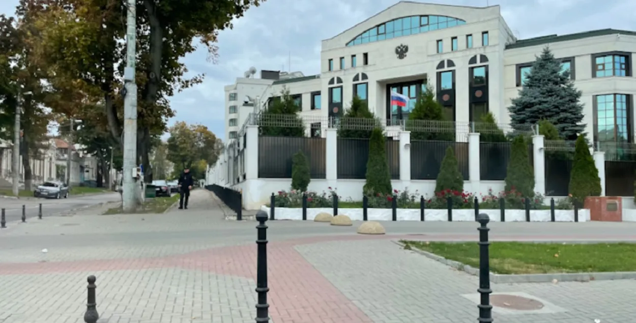 "Явные доказательства деятельности, противоречащей дипломатическому статусу"
