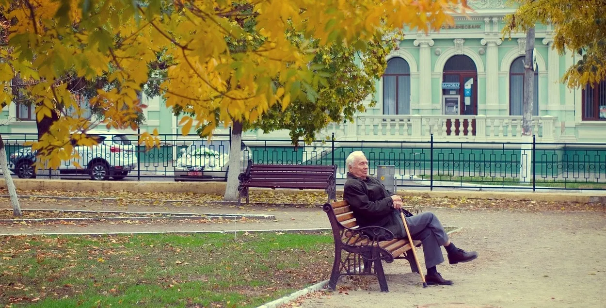 Пенсионер сидит на лавочке