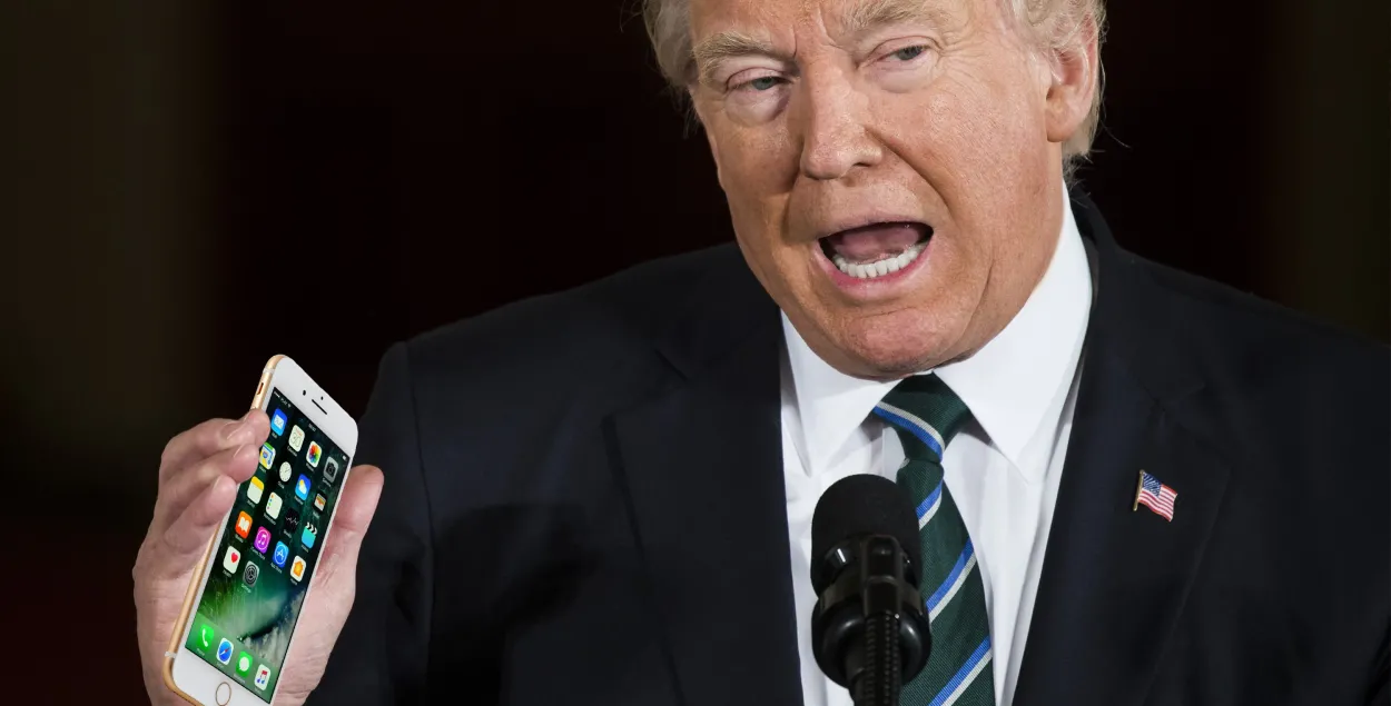 Дональд Трамп с айфоном
