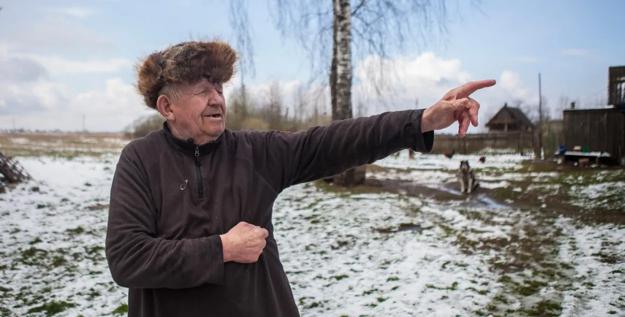 Вунь там, куды паказвае гэты жыхар Магілёўшчыны
