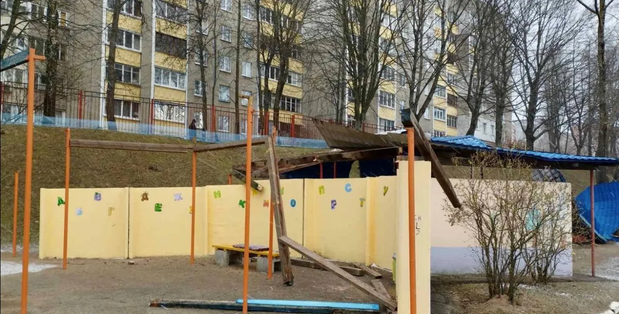 Ветер повредил площадку в детском саду в Минске
